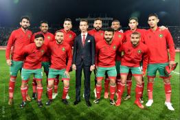 Image du Maroc Professionnelle de  SAR Le Prince Héritier Moulay El Hassan prend la pose avec l'équipe nationale de football après la cérémonie d'ouverture du Championnat d'Afrique des Nations des joueurs locaux 2018 à Casablanca, le 13 Janvier 2018 (Photo/ SPPR) via Jalilbounhar.com 